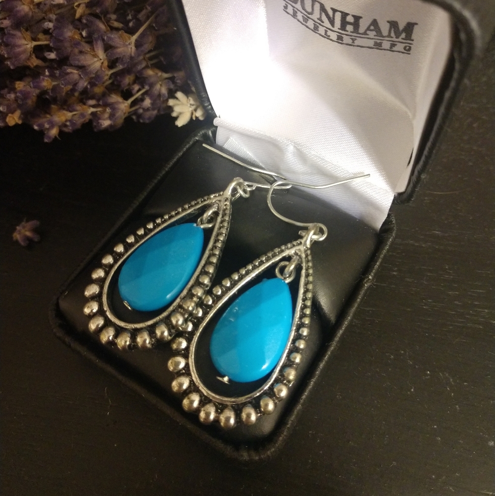 🦋3/$10 NWOT Blue teardrop earrings